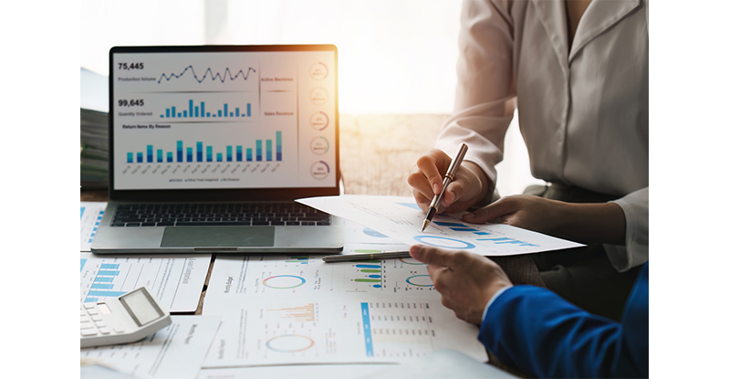 two people learning what is expense management 